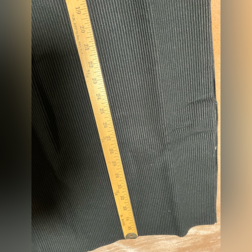 Elegant Black Ribbed Skirt - Picture 6 of 10